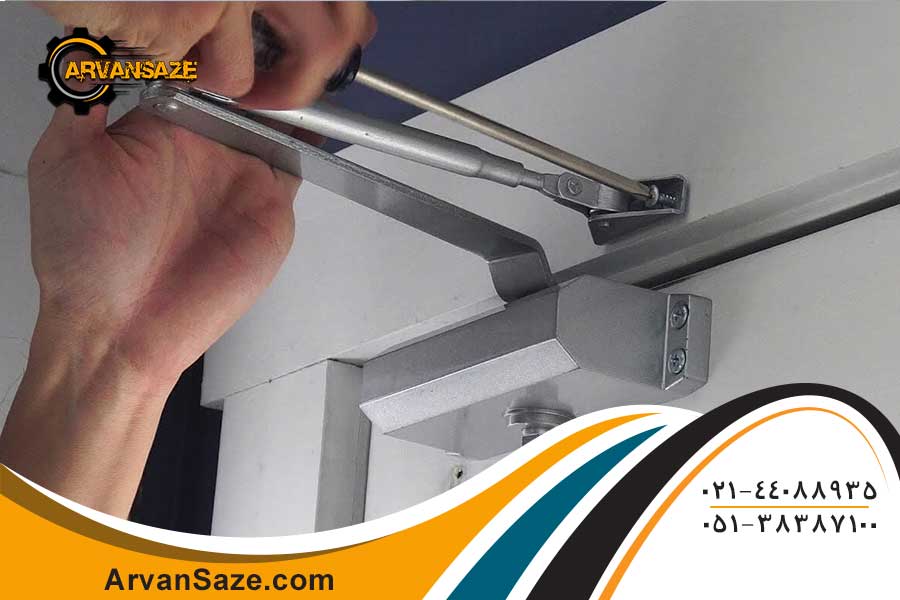 نصب آرام بند و بستن پیچ های نگهدارنده روی چهارچوب